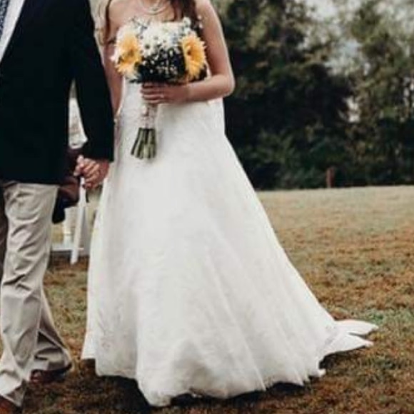 EUC WEDDING DRESS WITH POCKETS - Picture 3 of 9